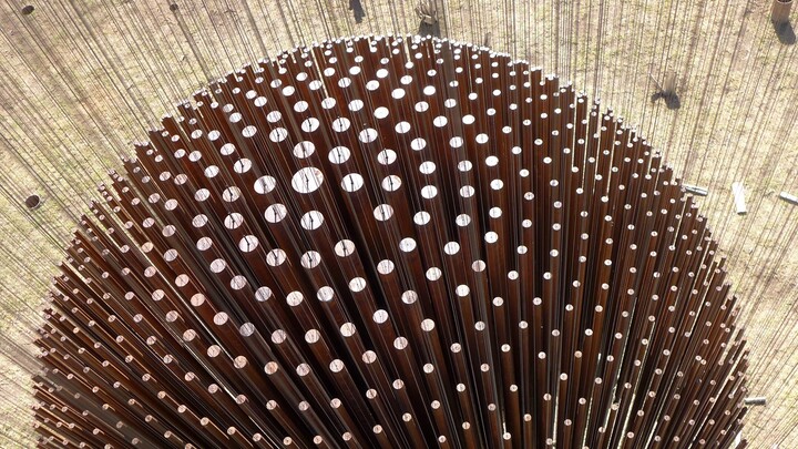 ผลงานระฆังลมขนาดยักษ์จากท่อเหล็ก "Bing Bang" ของศิลปินชาวสวิส Étienne Krahenbuhl