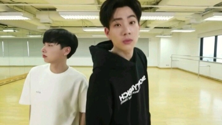 I wonder how many times I need to try before I finally get it (too cute to handle mirror effect)