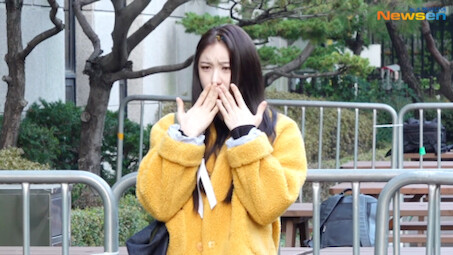 Lee Chae-yeon 221021 Yinyin on the way to work is so cute