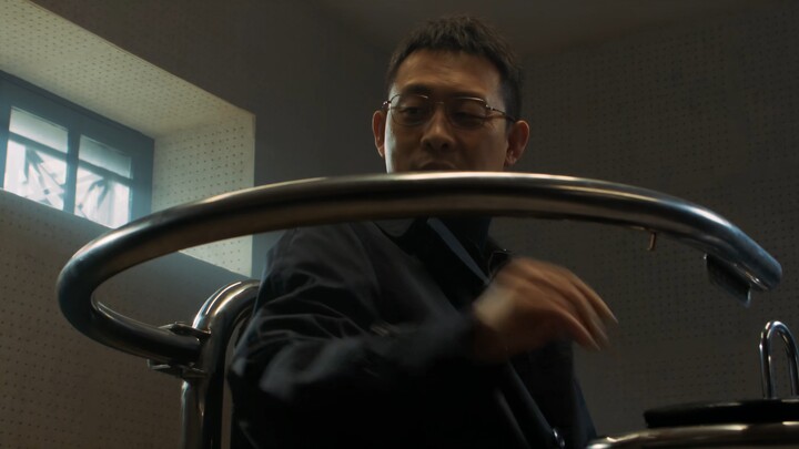A man chained himself to an interrogation stool, just to experience what it feels like to be interro