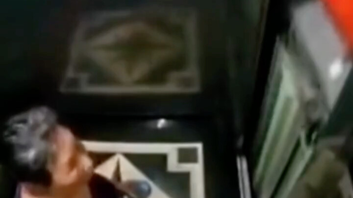 When the elevator malfunctions, dial the emergency number right away and wait for rescue.