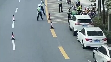 Dan teman saya, dia terlalu ingin mengantarkan makanan lebih cepat!