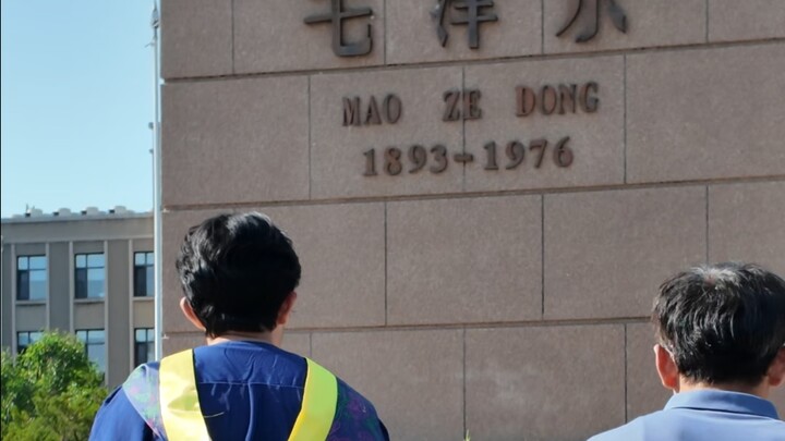 A silent tribute, worth more than a thousand words… In front of the main building of Dalian Universi