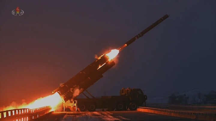 Estimado camarada Kim Jong Un presencia exercícios de lançamento de mísseis de cruzeiro estratégicos