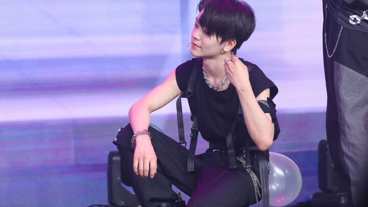 15-year-old underage idol in Chinese entertainment [He Xinlong] delivers an impressive cover dance o