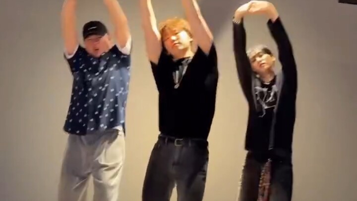 Kolaborasi Biru! Dino dan senpai ShinDong Eunhyuk menggoda Thunder.
