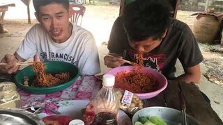 แข่งกินมาม่าเผ็ดเติมพริกกับอาม