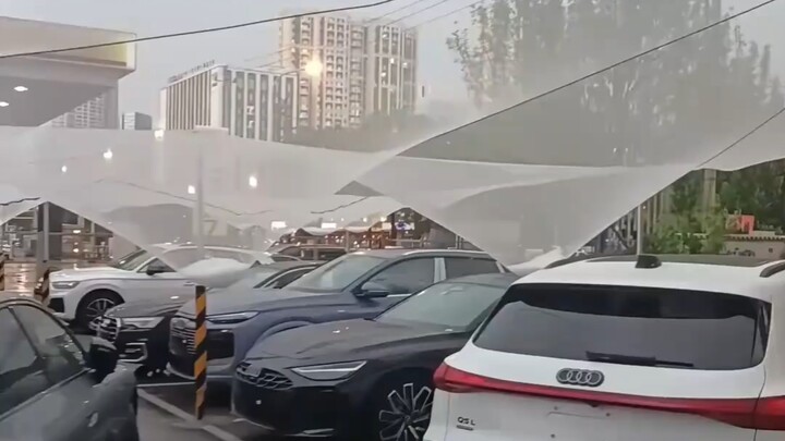 A single net actually saved so many cars! Beijing was hit by a sudden hailstorm, and numerous vehicl