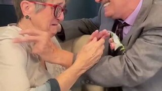 大叔每周向患上了阿兹海默症的妻子求婚一次，听她说“我愿意”