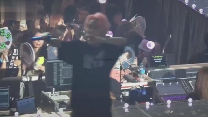 【จิ้ง & ปา】ช็อก! หนุ่มไอดอลสายตรงเปิดเผยตัวตนบ๊อบออย่างโจ่งแจ้งกลางคอนเสิร์ต