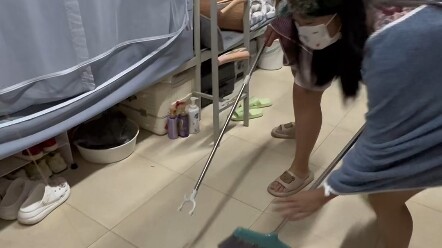 พบงูเห่าในหอพักอาจารย์ซู! เพื่อนร่วมห้องชาวอินเดียแก้สถานการณ์ได้อย่างชาญฉลาด