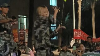 在军训跳了《贱侠》//黄毛大屌丝激情热舞