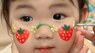 The mother waited in line for an hour to paint the girl. It was the first time for the child to pain