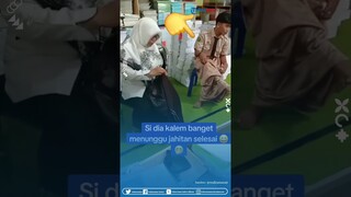 Real Jadi Orang Tua Saat di Sekolah! Momen Guru Jahitkan Celana Muridnya yang Robek