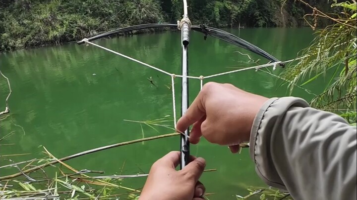 10 ngày sinh tồn câu cá ở hồ chứa trong hẻm núi trên núi hoang: Tự chế một món vũ khí lợi hại, thử x