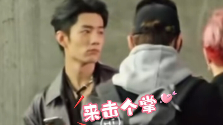肖战和大波击掌，顺便嘟嘴撒了个娇，太萌了吧！！！有知心朋友在身边真好！！！