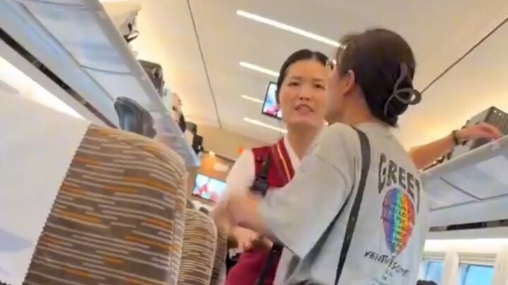On a high-speed train, a woman mistakenly threw a man’s belongings in the trash. Confronted by his q