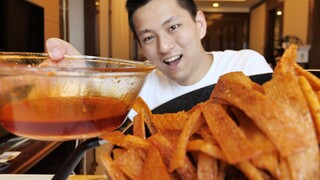 把辣条里面的油都取出来炒菜会如何！菜会全是辣条味吗？
