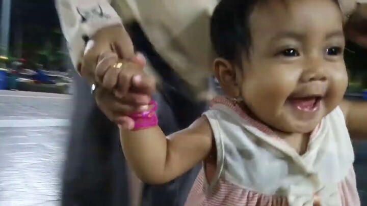 BELAJAR JALAN SAMA MAMA MUDA