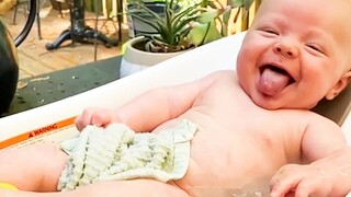 ช่วงเวลาฮาๆ ของเด็กๆ เล่นนอกบ้าน 5 นาทีล้มเหลว