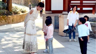 Tuy nhiên, trẻ em lại thích váy mặt ngựa hơn. Việc phổ cập khoa học nên bắt đầu từ thời thơ ấu.