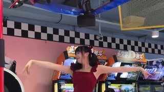 Chiếc váy nhỏ màu đỏ buộc tóc đuôi ngựa đôi, siêu năng động! kỉ niệm lúc này