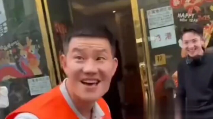 Xie Mengwei reenacts the iconic “Gazi stealing a dog” scene on stage. Netizens: If I’d known Gazi wo