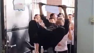 هذا هو القتل بالمدح؛ أن تفقد ذاتك وسط كل تلك الإطراءات بقول "يا جميل!"