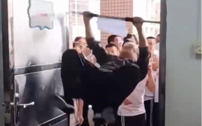 هذا هو القتل بالمدح؛ أن تفقد ذاتك وسط كل تلك الإطراءات بقول "يا جميل!"