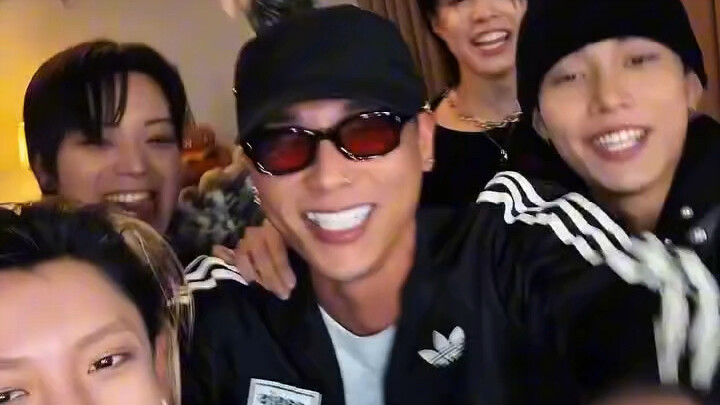 【LNGSHOT】【Sik-K】เด็กๆ ได้เจอคุณลุงสุดที่รักแล้ว! ถ่ายรูปร่วมกันใน LOV3