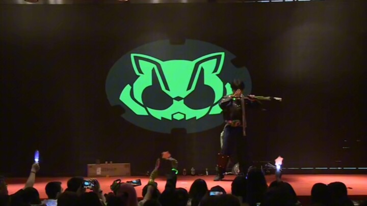 When I was in special effects o Sengoku Tanuki and danced I Peace on stage