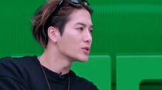 Jackson Wang mendiskusikan metode pemungutan suara dengan instruktur lainnya