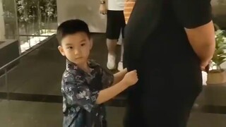 “这大哥还挺享受”男孩认错爸爸还撞肚子玩，亲妈提醒后看清吓一激灵