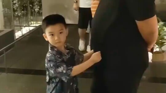 “Anh chàng này đúng là thích thú thật đấy” Cậu bé nhận nhầm bố rồi còn đụng bụng chơi, sau khi mẹ ru