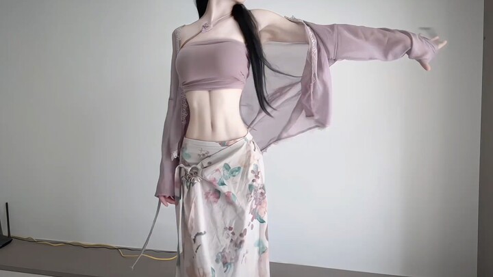 The candle tears begin to condense in the night, the white silk covers the jade lightly and gives of