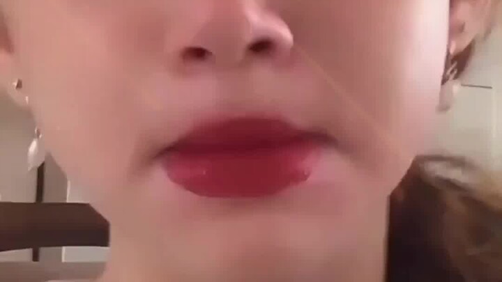 Nhà ai có cô em gái cùng mẫu không?