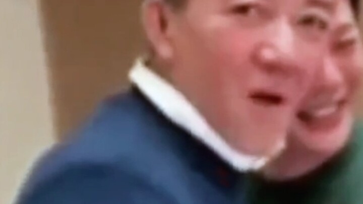 Lao Li, karena komisarinya tidak ada, kamu jadi minum lagi nih?