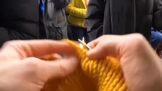 غناء الكاريوكي في الفيلا، حياكة السترات الصوفية في مترو الأنفاق
