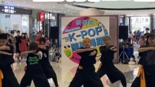 Wearing an apron and chopping vegetables in a shopping mall, hundreds of people are watching｜Strayki