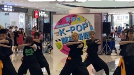 Wearing an apron and chopping vegetables in a shopping mall, hundreds of people are watching｜Strayki