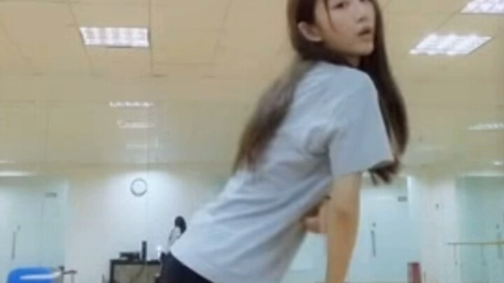 Old Zhang dances energetically in flip-flops, so spicy!