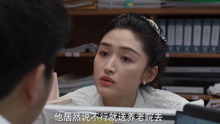 To curry favor with the director, the boss tricks an intern earning just 800 a month into taking car