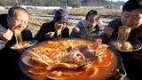 [해물라면] 시장에서 사온 싱싱한 조개와 새우, 낙지 듬뿍 넣은 솥뚜껑 해물 라면! (Spicy Seafood ramen) 요리&먹방!! - Mukbang eating show