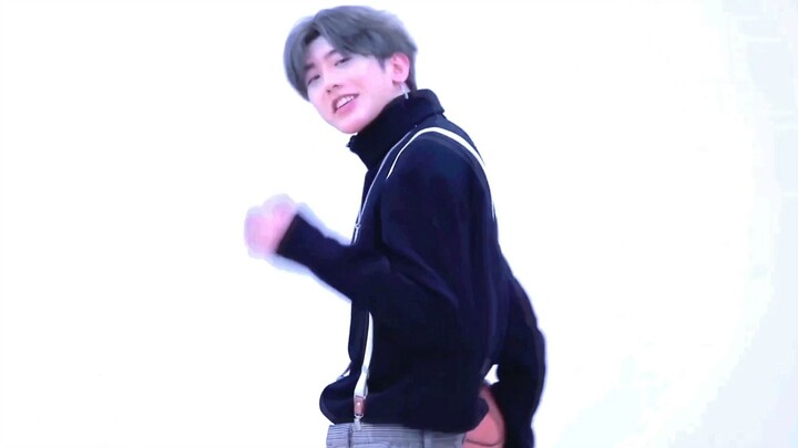 Sân bóng này chưa bao giờ thiếu quần yếm.