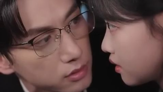 Miliarder dingin menganggap gadis 18 thn keponakan,tapi saat pria lain jatuh cinta