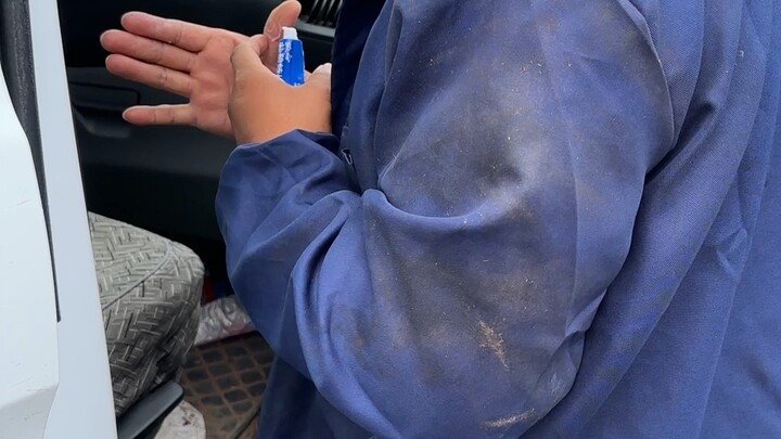 Dokter hewan naga yang tidak bisa lepas dari krim pelindung jari