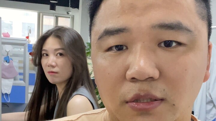 A programmer helps his female colleague fix her computer, resolving all worries with just one senten