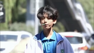 摄影师拍下放学的高中生们，每个人面对镜头都很自信，充满活力，青春就是最好的滤镜。 #青春