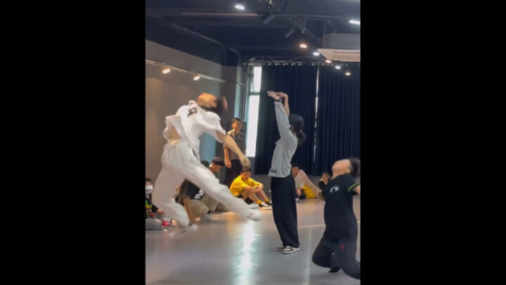 "This female popper is really trying hard to dance the locking dance" - Xi Jiaqi; Teacher Li Bingbin