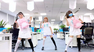 Dancing "Single Eyelid Girl" in Front of the Boss. Kuso Dance in Office
